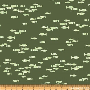 Könnte beinhalten: Grüner Stoff mit einem sich wiederholenden Muster aus weißen Fischsilhouetten. Der Stoff hat eine strukturierte, leinenartige Optik.