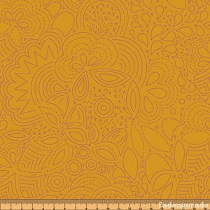 Könnte beinhalten: Senffarbener Stoff mit einem sich wiederholenden Muster aus stilisierten Blumen- und Blattformen. Das Design zeigt Umrisse und Kreuzstichdetails in einem gedämpften Lilaton. Geeignet für Quilt- und Bastelprojekte.