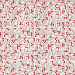Könnte beinhalten: Ein sich wiederholendes Muster aus roten Beeren und graugrünen Zweigen auf weißem Hintergrund. Das Design hat einen leicht verwitterten, Vintage-Look. Die Beeren sind klein und rund, die Zweige dünn und zart. Geeignet für weihnachtliche Bastelarbeiten.