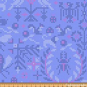 Könnte beinhalten: Ein blauer Stoff mit einem sich wiederholenden Muster aus weißen und rosa Kreuzstich-Designs. Das Muster umfasst verschiedene geometrische Formen und florale Motive.