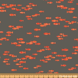 Könnte beinhalten: Ein Stoff mit einem sich wiederholenden Muster aus orangefarbenen Fischen auf einem dunkelgrauen Hintergrund. Die Fische haben ein strukturiertes, verwittertes Aussehen, das einen visuellen Effekt von Bewegung und Tiefe erzeugt. Das Design eignet sich für verschiedene Textilanwendungen.