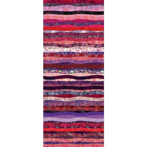 Könnte beinhalten: Eine vertikale Steppdecke mit einem Patchwork-Design aus wellenförmigen horizontalen Streifen in Pink-, Lila- und Rottönen.