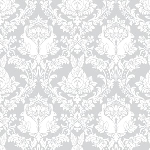 Könnte beinhalten: Ein nahtloses Muster mit hellgrauem Hintergrund und weißem Damastdesign. Das Damastmuster enthält florale Elemente und stilisierte Kaninchensilhouetten, die eine dekorative und skurrile Ästhetik erzeugen.