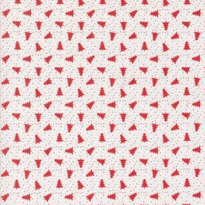Könnte beinhalten: Weißer Stoff mit einem sich wiederholenden Muster aus roten Weihnachtsbäumen und kleinen grauen Punkten. Die Bäume sind stilisiert und gleichmäßig über die Oberfläche verteilt, wodurch ein festliches Urlaubsdesign entsteht.