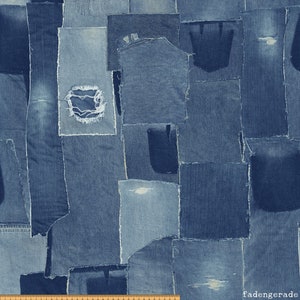 Könnte beinhalten: Ein Patchwork-Design aus verschiedenen Blautönen von Denim-Stoff. Die Anordnung umfasst Quadrate, Rechtecke und unregelmäßige Formen, einige mit abgenutzten Details wie einem Loch. Das Wort "fadengerade" ist unten rechts sichtbar.