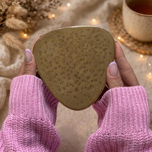 Handmade Ceramic Plate “Earth After Rain” Ø12 cm – Candle Tray with Snail Texture, Holder for Scented Candles 5–8 cm, Natural Design