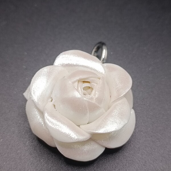 Pendentif Carabine "Camélia classique" Blanc Nacrée en Cernit Polymer Clay Bijoux Floral Pendant White Flower Jewelry