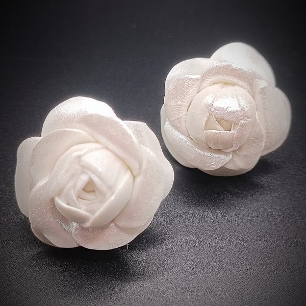 Clips "Camélia classique Chanel Blanc Nacrée" Boucles d'oreilles en Cernit Polymer Clay Bijoux Floral Earrings White Flower Jewelry