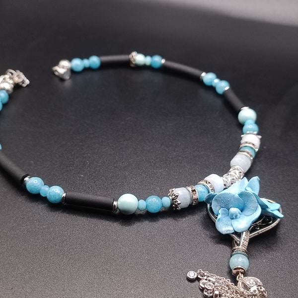 Tour de cou "Hortensia Bleu Maya" avec Pendentif "Les Fleurs de Printemps" Choker Polymer Clay et pierres Apatite et Ague-marine