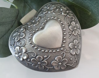 Heart-shaped ring box, wedding ring box, vintage pattern, antique silver, wedding day, ceremony, bride, groom, wedding accessories, bridal couple, church box