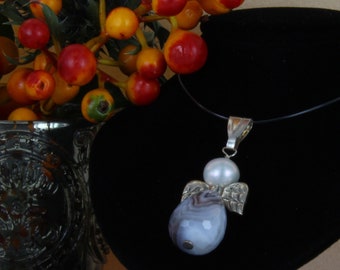 Engel aus Achat und weißer Perle und 925er Silber