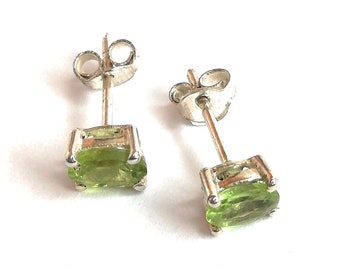 Ohrstecker hellgrüne Peridot Cabochon Ohrschmuck poliert Sterling Silber grün leuchtend