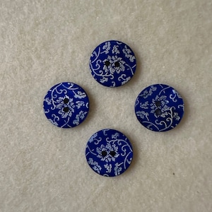 Bouton - nacre teint en bleu avec un motif de fils d'accord - Le prix est pour 1 bouton
