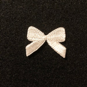 Applique - Sweet White Embroidered Bow - Iron On