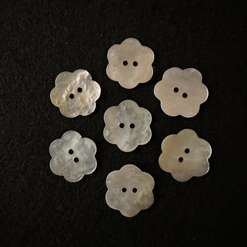 Button - Natural Mother of Pearl Flower - Price is for 1 Button