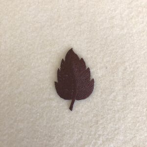 アップリケ - 濃い茶色の刺繍の葉 - アイロン接着