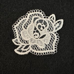Puede incluir: Aplique de encaje blanco en forma de rosa con un delicado diseño floral. Este bordado intrincado es perfecto para agregar un toque de elegancia a la ropa, las manualidades o la decoración del hogar.