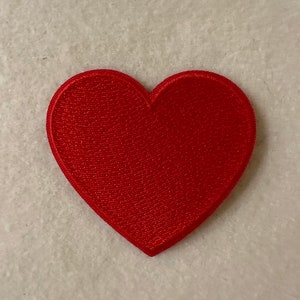 Puede incluir: Un parche de fieltro rojo en forma de corazón.