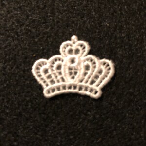 Pode incluir: Aplique de coroa de renda branca. Esta coroa delicada é perfeita para adicionar um toque de elegância a qualquer projeto artesanal.