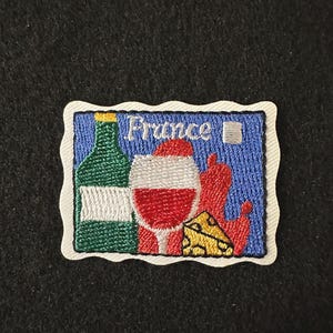 Puede incluir: Un juego de tres tazas de cerámica con un acabado mate moteado. Las tazas son de color crema, gris claro y gris oscuro. Cada taza tiene un diseño simple y minimalista y un asa redondeada.