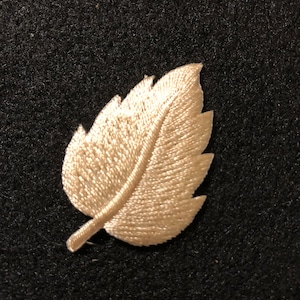 Applikation - Krämfärgat broderat lövmönster, strykbart