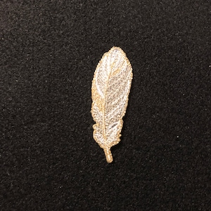 Applique&#39; - Elegant Embroidered Feather in Ivory, Ecru and Metallic Gold - Iron On