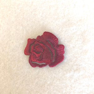 Applikation - Broderad liten vinrosa - Strykbar