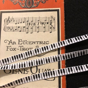 Teclas de piano en Grosgrain negro sobre blanco