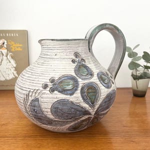 Henkelkrug mit blauem Blättern auf Rillenmuster, Vintage Keramik West German Pottery 1970er Jahre