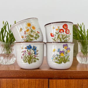 Vintage, 4 muggar, blomkrukor, stengods, blommor, vallmo, penséer, blombuketter, 1970-tal, samlarobjekt