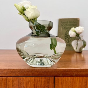 Vintage, vase, vase en verre, verre fumé, années 60/70, support en verre clair, pièce de collection