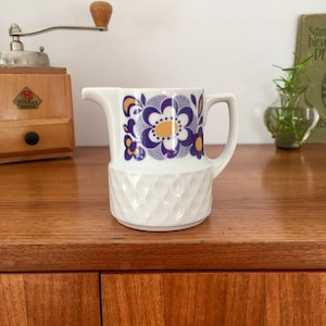 Vintage Milchkännchen, Schirnding Bavaria, 70er Jahre, Blumendekor gelb lila, &quot;Flower-Power&quot;, Porzellan, made in Germany, Sammlerstück