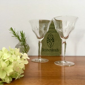 Vintage, 2 kieliszki do wina, krój matowy, dekoracje kwiatowe, lata 60., kieliszki do białego wina, romantyczny, dworek, przedmioty kolekcjonerskie