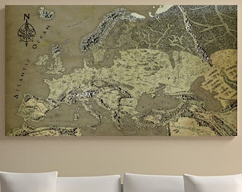 Può includere: Una mappa d'Europa in stile vintage stampata su tela e appesa sopra un divano bianco con cuscini gialli in un soggiorno.