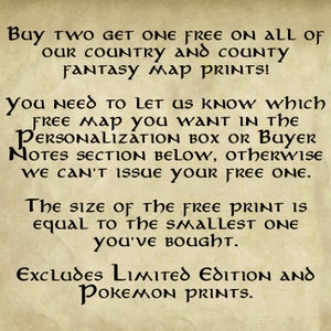 Op de afbeelding: Tekst op een perkamentachtige achtergrond: "Koop er twee, krijg er &eacute;&eacute;n gratis op al onze fantasy land- en provinciekaarten!" Verdere tekst geeft instructies en uitsluitingen.