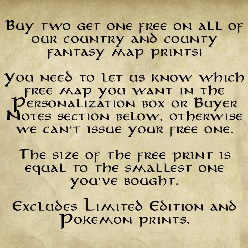 Op de afbeelding: Tekst op een perkamentachtige achtergrond: "Koop er twee, krijg er &eacute;&eacute;n gratis op al onze fantasy land- en provinciekaarten!" Verdere tekst geeft instructies en uitsluitingen.