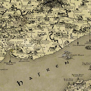 Op de afbeelding: Een gedetailleerde, sepia-getinte kaart met kustgebieden, steden en geografische kenmerken. De kaart bevat tekstlabels, illustraties van schepen en gestileerde golfpatronen. Het woord "Hafren" is prominent aanwezig.