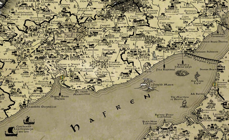Op de afbeelding: Een gedetailleerde, sepia-getinte kaart met kustgebieden, steden en geografische kenmerken. De kaart bevat tekstlabels, illustraties van schepen en gestileerde golfpatronen. Het woord "Hafren" is prominent aanwezig.