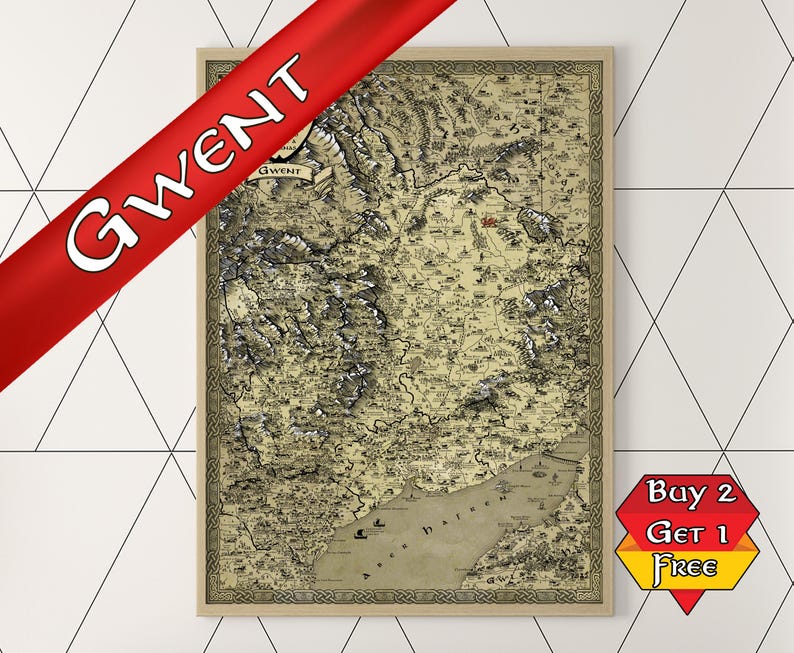 Op de afbeelding: Een ingelijste kaartafdruk met een gedetailleerde, sepia-getinte illustratie van een fantasiewereld. De kaart bevat ingewikkelde geografische details, waaronder bergen, rivieren en nederzettingen. Een rode banner met het woord "GWENT" staat linksboven. Een "Buy 2 Get 1 Free"-afbeelding staat rechtsonder.
