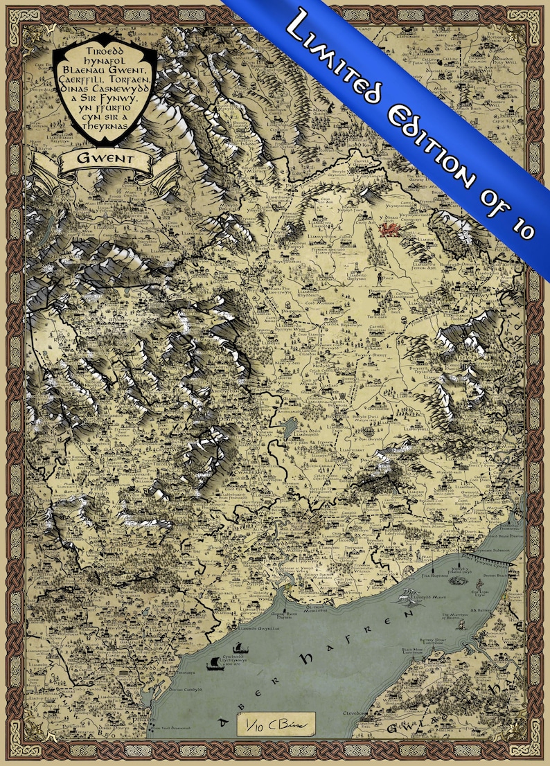 Op de afbeelding: Een gedetailleerde kaart van Gwent, met bergachtige gebieden, rivieren en steden, met een decoratieve rand. De kaart bevat tekst in het Welsh en Engels, met een blauwe banner met de tekst "Limited Edition of 10".