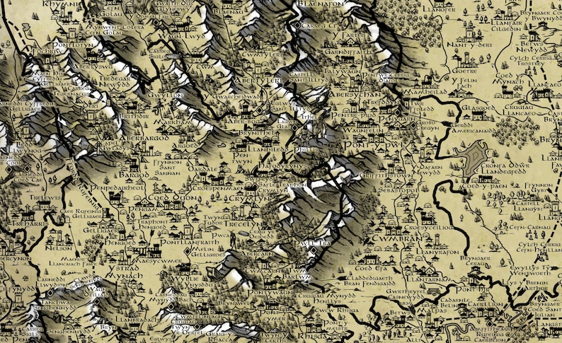 Op de afbeelding: Een gedetailleerde, sepia-getinte kaart met bergachtige gebieden, rivieren en plaatsnamen. De kaart heeft een vintage uitstraling, met gedetailleerde illustraties van steden en geografische kenmerken. De tekst is in een gestileerd lettertype.