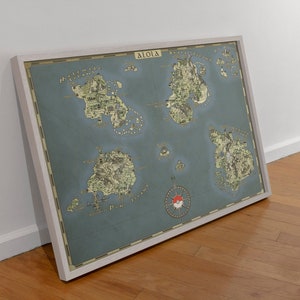 Pu&ograve; includere: Una mappa incorniciata della regione di Alola della serie di videogiochi Pok&eacute;mon. La mappa &egrave; stampata su uno sfondo blu con le isole di Melemele, Akala, Ula'ula, Poni e il mare circostante. La mappa &egrave; incorniciata in una cornice bianca.
