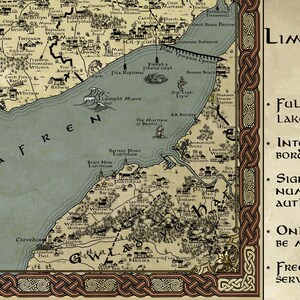 Op de afbeelding: Een limited edition print van een kaart met blauwe meren en zee&euml;n, met sierlijke randdetails. De print is gesigneerd en genummerd voor authenticiteit. De tekst op de print luidt "Limited Edition Print".