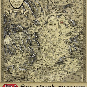 Op de afbeelding: Een gedetailleerde kaart van Gwent, met illustraties van bergen, rivieren en steden. De kaart heeft een decoratieve rand en tekst in het Welsh en Engels. De kaart heeft een vintage esthetiek, met een sepia-tint.