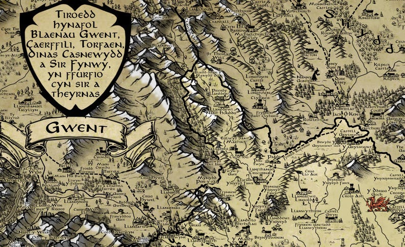 Op de afbeelding: Een gedetailleerde kaart van Gwent, met bergketens, steden en rivieren. De kaart is in vintage stijl met een perkamentachtige achtergrond. Welshe tekst wordt weergegeven in een schild en banner.