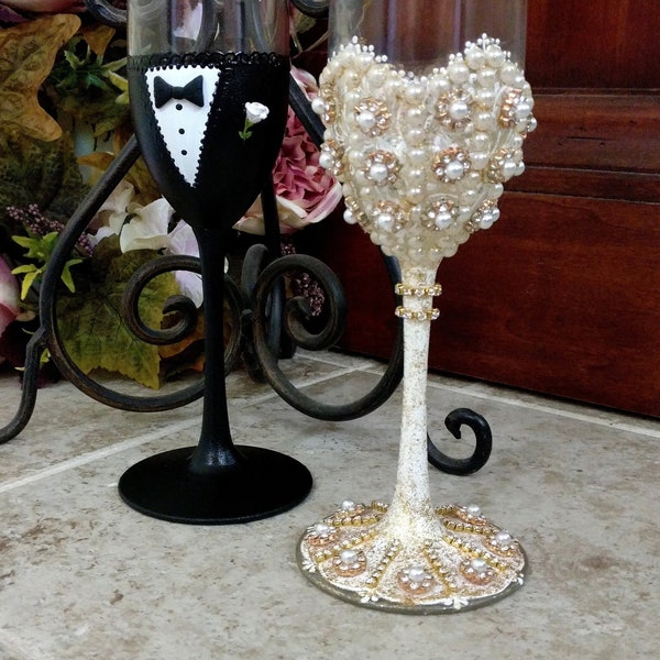 Bride groom flutes | Wedding champagne glasses | Mr and Mrs champagne glasses | Wedding gift | Wedding Anniversary | Gift for bride