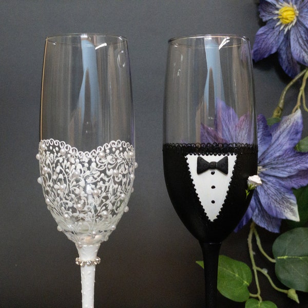 Wedding Glasses | Bride and Groom Flutes | Mr and Mrs glasses | Gift for Bride Groom| Mr and Mrs weddings  | Cake knives | Cake cutting set