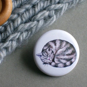 Button sleeping cat 32 mm pin