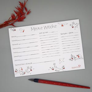 Könnte beinhalten: Ein Set aus drei Keramikbechern mit gesprenkelter, matter Oberfläche. Die Becher sind in Creme-, Hellbraun- und Dunkelbrauntönen gehalten. Jeder Becher hat ein schlichtes, minimalistisches Design.