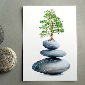 Arbre de carte postale en carte d'équilibre avec pile de pierres